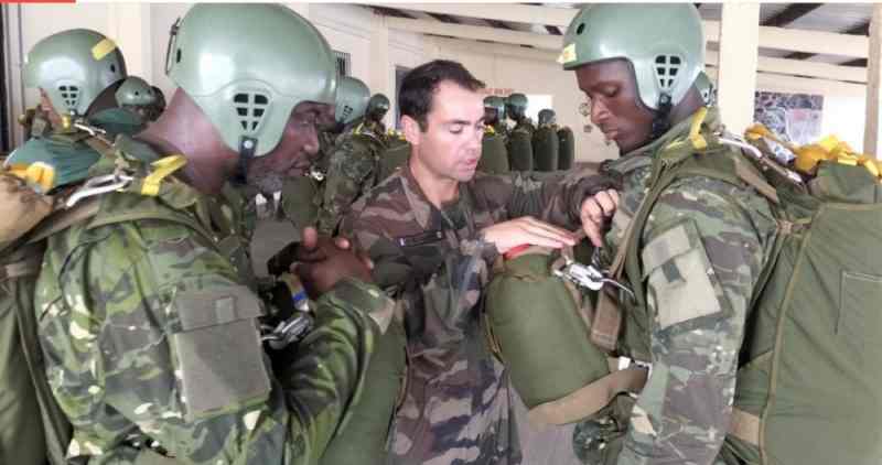 Les armées française et ivoirienne effectuent des exercices militaires aériens