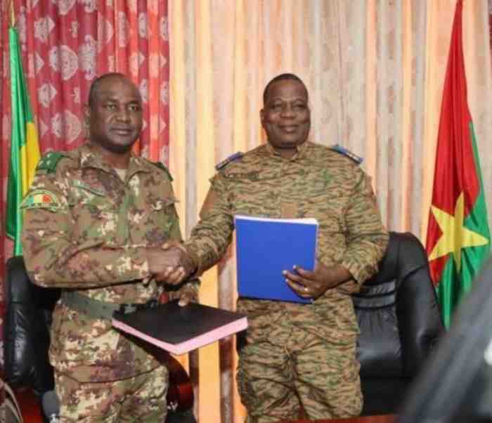 Le Burkina Faso et le Mali conviennent d'activer le "partenariat opérationnel" entre leurs armées