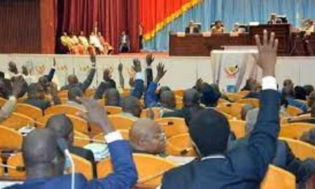 Les députés congolais exhortent le président à négocier avec les rebelles du M23