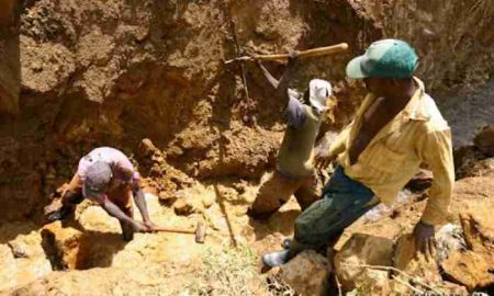 À deux mains nues, un jeune congolais déterre la terre et sauve des ouvriers enterrés sous une mine d'or