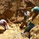 À deux mains nues, un jeune congolais déterre la terre et sauve des ouvriers enterrés sous une mine d'or