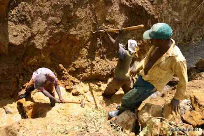 À deux mains nues, un jeune congolais déterre la terre et sauve des ouvriers enterrés sous une mine d'or
