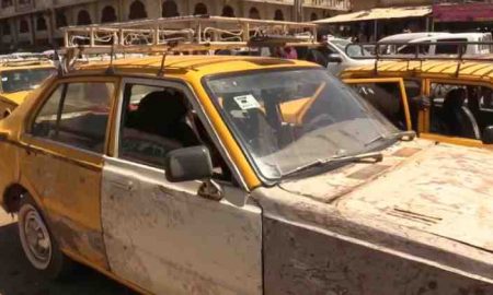 Les taxis jaunes traditionnels de Khartoum peinent à survivre