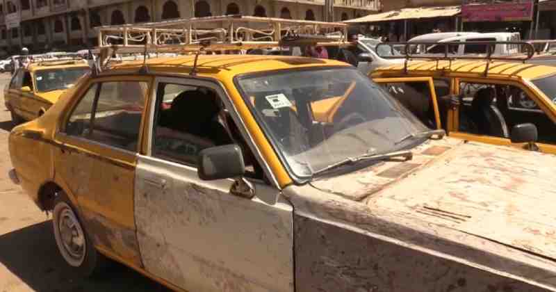 Les taxis jaunes traditionnels de Khartoum peinent à survivre