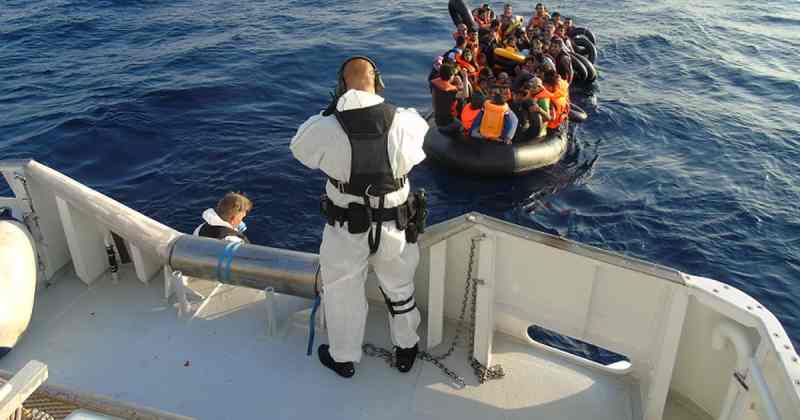 La perte d'une trentaine d'immigrants après le naufrage d'un bateau au large de la Libye