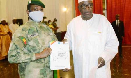 Le conseil militaire au Mali annonce la réception de son président du nouveau projet de constitution