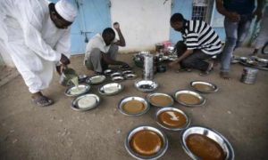 La boisson traditionnelle soudanaise du Ramadan "helo-murr" revient sur la table
