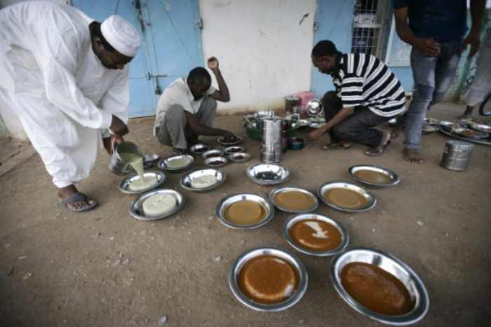 La boisson traditionnelle soudanaise du Ramadan "helo-murr" revient sur la table