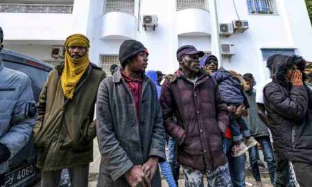 Décollage du premier avion pour évacuer les migrants de Tunisie vers le Mali