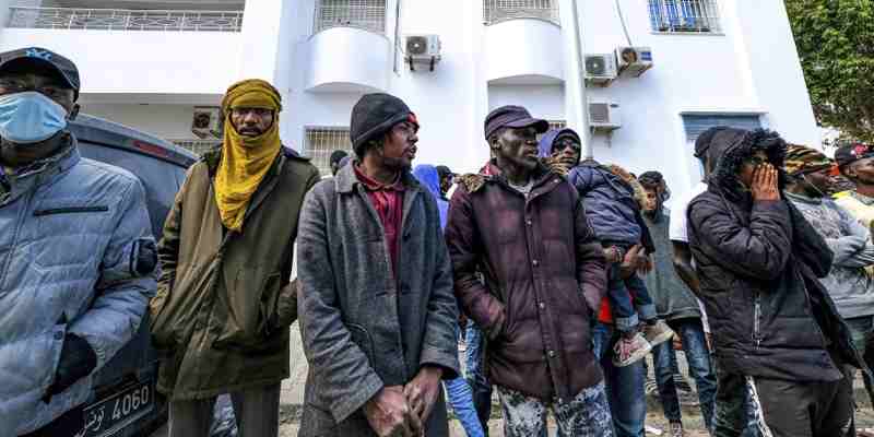 Décollage du premier avion pour évacuer les migrants de Tunisie vers le Mali
