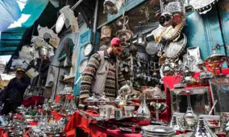 Blanchir et polir le cuivre en Tunisie...Un artisanat qui fleurit pendant le mois de Ramadan
