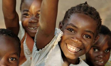 Dans un village tanzanien, une photographe suisse fait sourire les enfants
