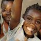 Dans un village tanzanien, une photographe suisse fait sourire les enfants