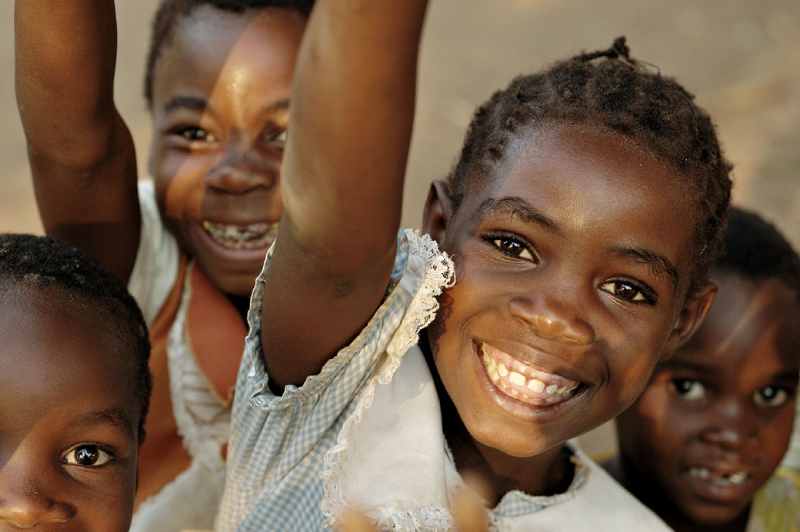 Dans un village tanzanien, une photographe suisse fait sourire les enfants