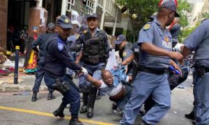 La police expulse des demandeurs d'asile devant le bureau des réfugiés de l'ONU en Afrique du Sud