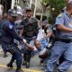La police expulse des demandeurs d'asile devant le bureau des réfugiés de l'ONU en Afrique du Sud