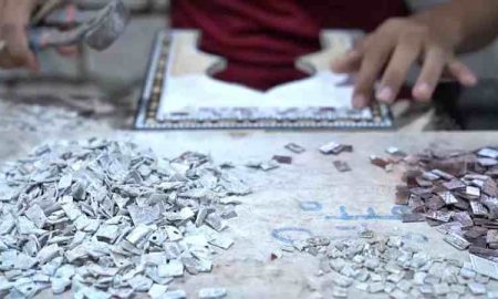 Égypte : des artisans perpétuent la tradition de la mosaïque de coquillages