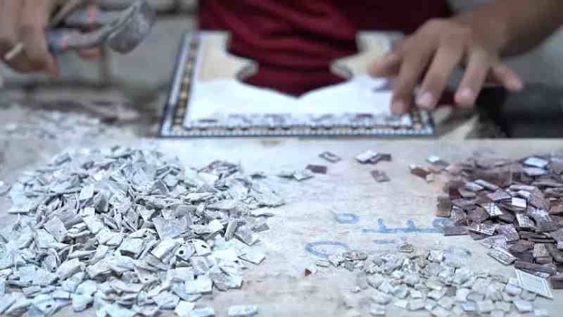Égypte : des artisans perpétuent la tradition de la mosaïque de coquillages