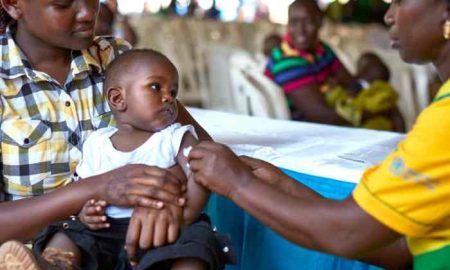 Les parents kenyans attendent le vaccin contre le paludisme dans un déploiement lent