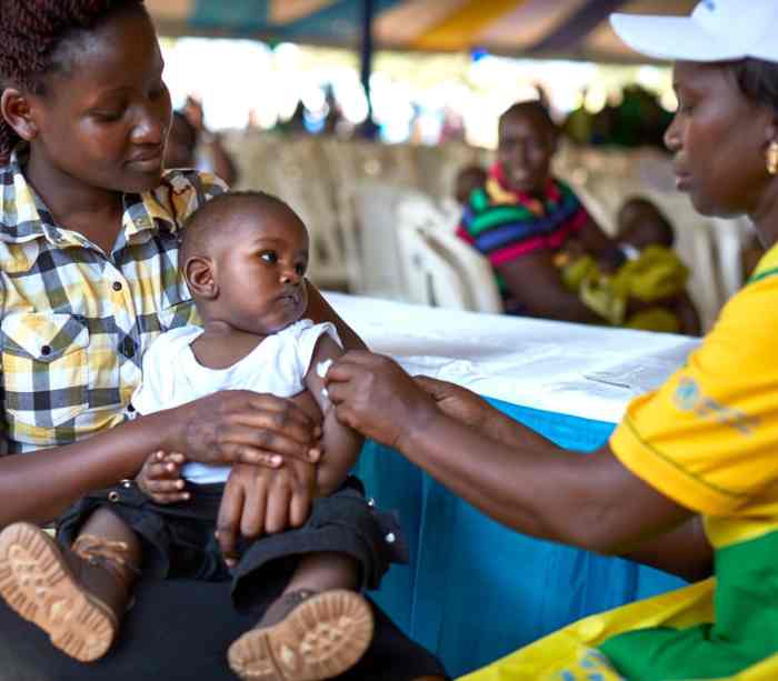 Les parents kenyans attendent le vaccin contre le paludisme dans un déploiement lent