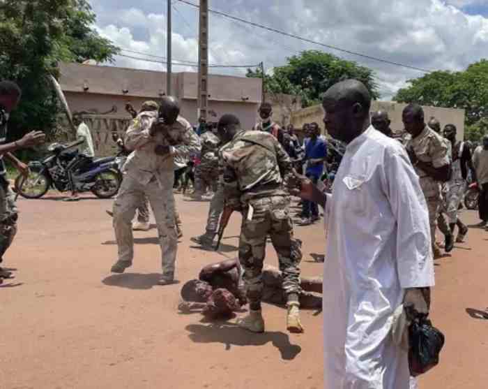 Neuf civils ont été tués et 60 blessés lors d'une attaque contre un camp russe au Mali