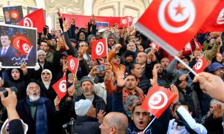 Les opposants au président tunisien manifestent dans la capitale, exigeant la libération des détenus