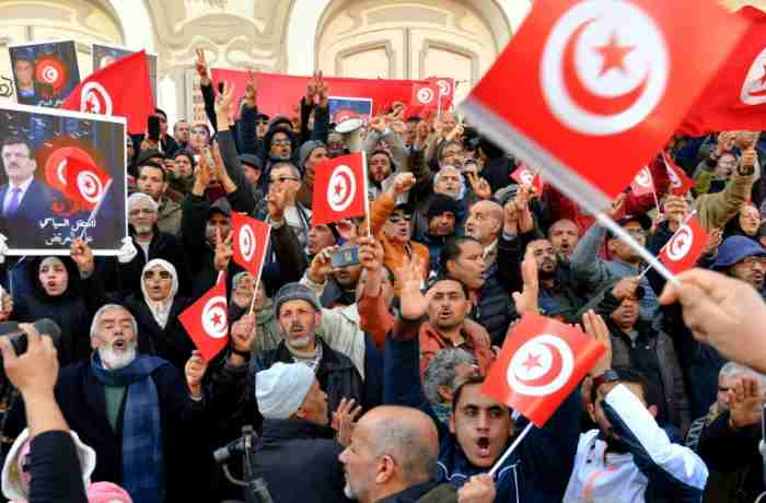 Les opposants au président tunisien manifestent dans la capitale, exigeant la libération des détenus