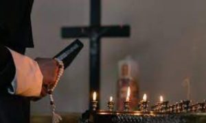 Un prêtre kenyan ordonne à ses disciples de jeûner jusqu'à la mort pour "rencontrer Jésus"