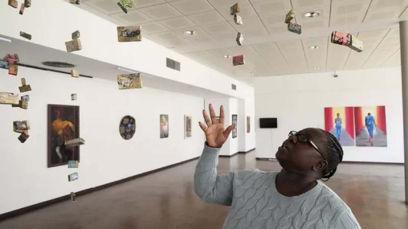 Une exposition d'art remet en question les rôles de genre séculaires au Zimbabwe