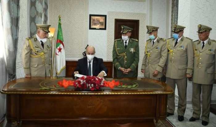 C'est ce que les honorables policiers et militaires devraient faire en cas de chute du régime en Algérie
