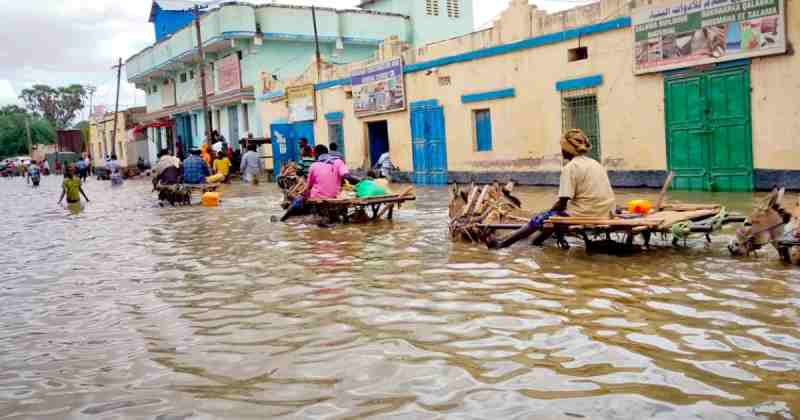 De violentes inondations submergent "Baldwin" et un quart de million de personnes fuient le centre de la Somalie