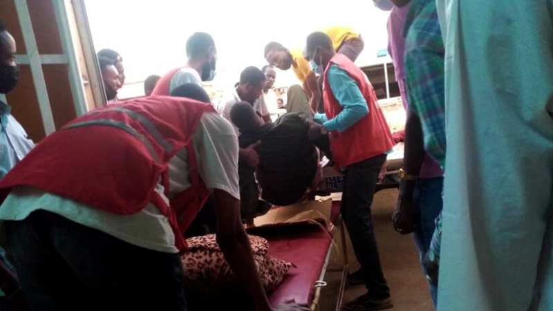Des volontaires du Croissant-Rouge soudanais viennent en aide à un hôpital de Khartoum