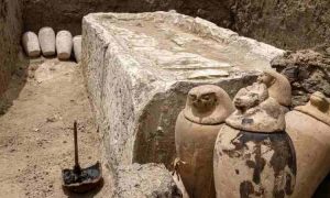 Le ministère égyptien des Antiquités annonce la découverte de deux ateliers de momification et de deux tombes antiques