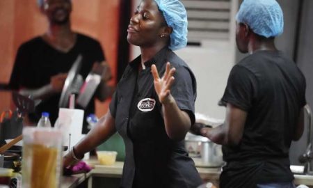 Battre le record du monde...Une fille nigériane cuisine pendant 100 heures d'affilée