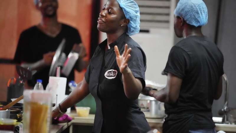 Battre le record du monde...Une fille nigériane cuisine pendant 100 heures d'affilée