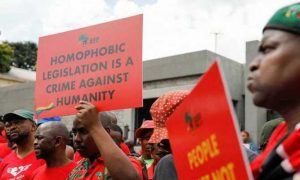 Le président ougandais signe une loi pour criminaliser l'homosexualité et l'Amérique impose des sanctions