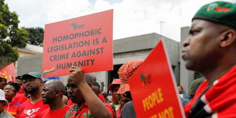 Le président ougandais signe une loi pour criminaliser l'homosexualité et l'Amérique impose des sanctions