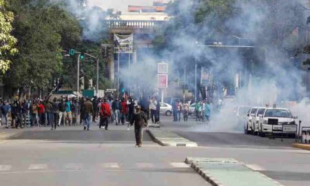 La police kenyane tire des gaz lacrymogènes alors que les manifestations reprennent