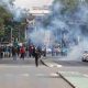 La police kenyane tire des gaz lacrymogènes alors que les manifestations reprennent