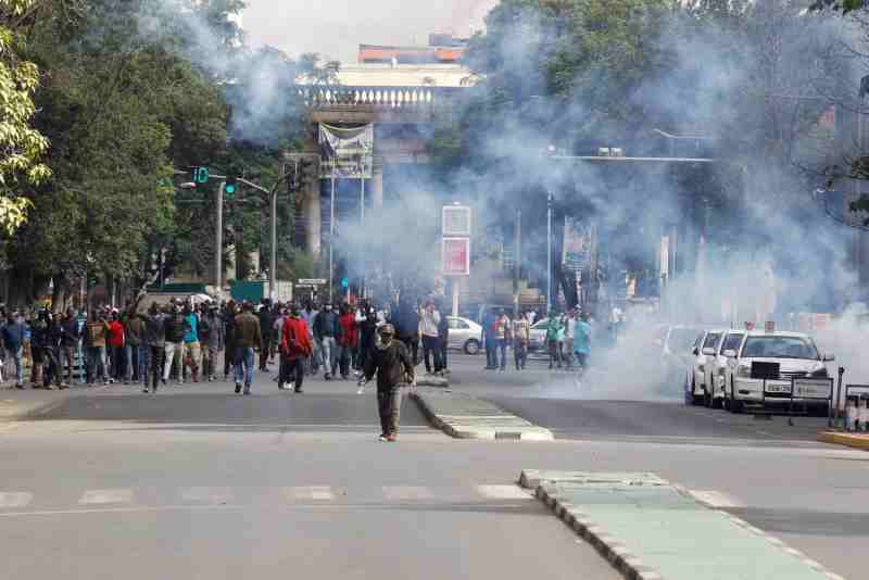 La police kenyane tire des gaz lacrymogènes alors que les manifestations reprennent