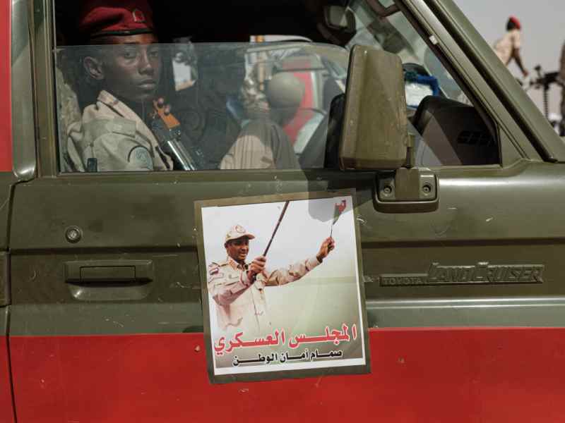 Qu'est-ce qui se cache derrière l'armement des militaires retraités et des citoyens au Soudan ?