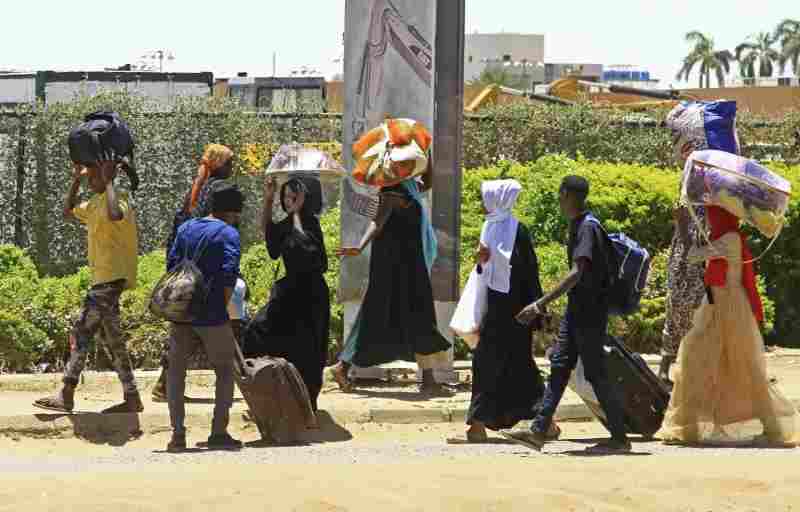 De l'eau et de la nourriture sur les routes...Les habitants des États du Soudan viennent en aide à ceux qui fuient la capitale