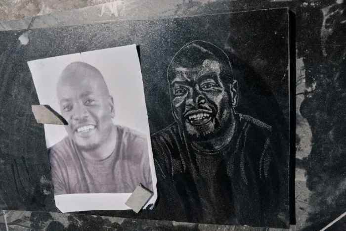 Zimbabwe : des artisans cisèlent les derniers portraits sur des pierres tombales