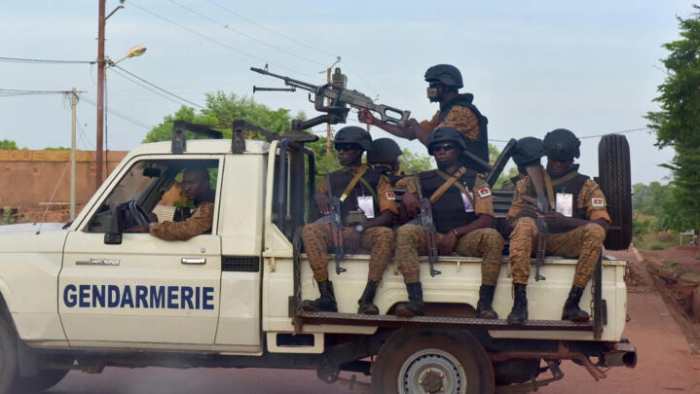 Le Burkina Faso annonce la mort de 50 terroristes dans une attaque visant un convoi