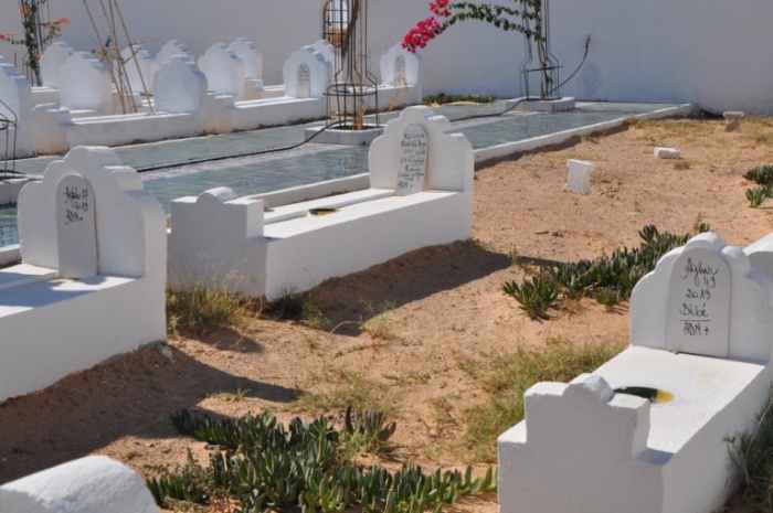 Un étudiant tunisien célèbre sa réussite devant la tombe de sa mère : "Tu es le monde, et la vie est ténèbres sans toi"