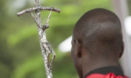 Le Kenya poursuit un prêtre du culte de la mort pour génocide