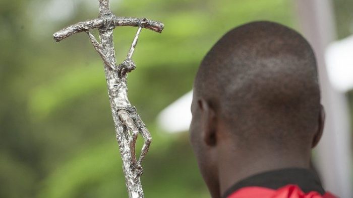 Le Kenya poursuit un prêtre du culte de la mort pour génocide