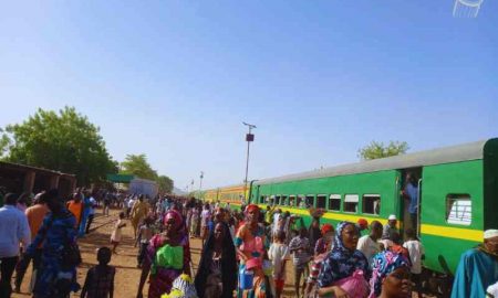 Des voyageurs heureux alors que le train de Mali termine son voyage commercial après la reprise du service