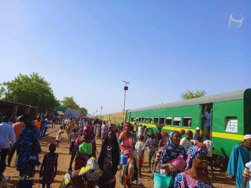 Des voyageurs heureux alors que le train de Mali termine son voyage commercial après la reprise du service