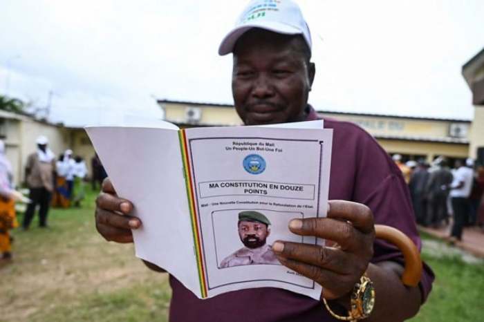 Les Maliens votent une nouvelle constitution qui ouvre la voie aux élections présidentielles